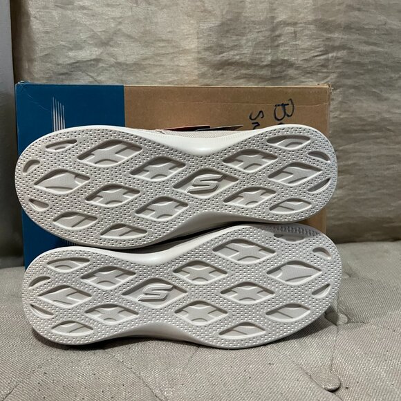 Sketchers women's sneakers in 9.5 - New in Box - Picture 7 of 10